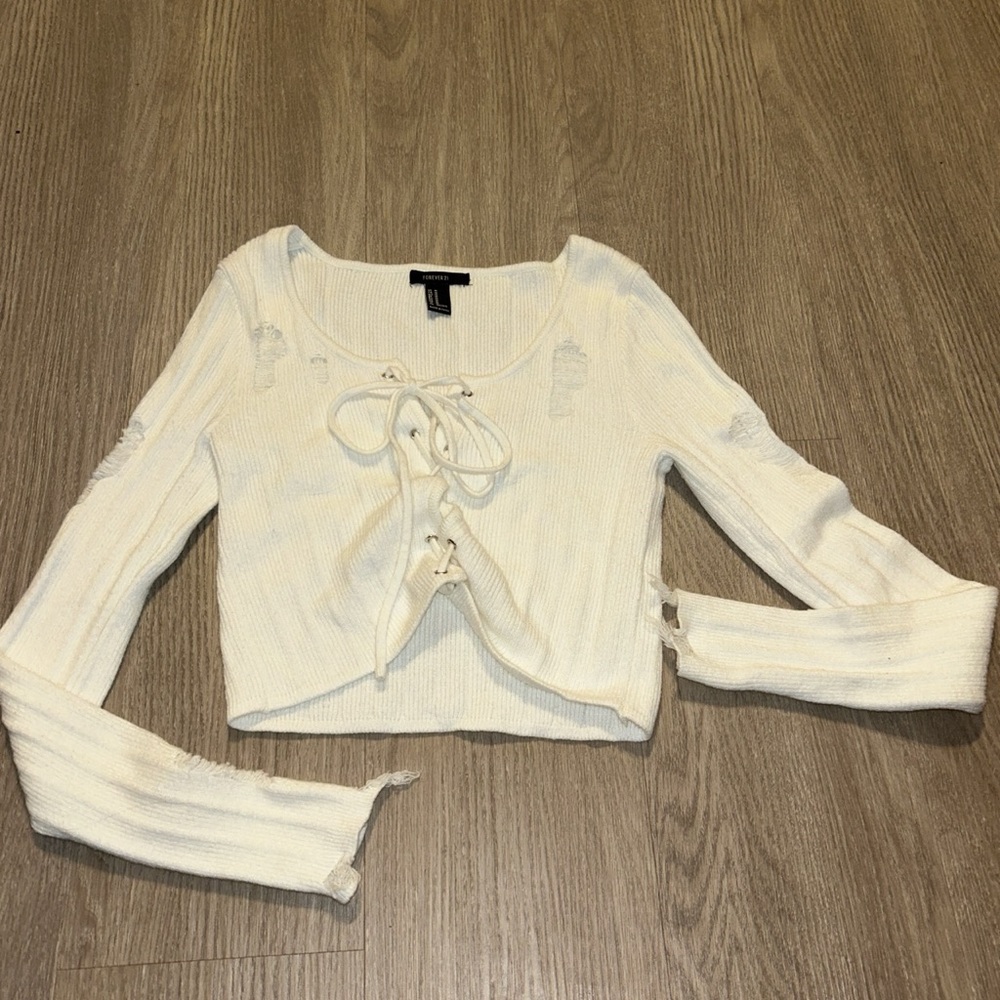 Kit white distressed long sleve crop top